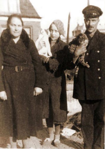Pietertje Walthuis(1884-1970) en Rinze Albertsma(1881-1957) met dochter Freerikje omstreeks 1935